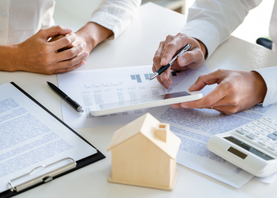 Broker hipotecari assessorant una parella en la compra d’un habitatge a Figueres, comparant opcions de finançament i hipoteques.